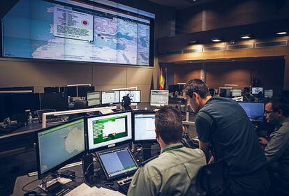Todo el frontal de la sala de operaciones está ocupado por una pantalla de 20 metros donde se dibuja un mapa electrónico de Europa desde el Atlántico a los Balcanes. La cantidad de información que aparece sobre las patrullas terrestres aéreas y marítimas de todos los cuerpos de seguridad de la UE es abrumadora.