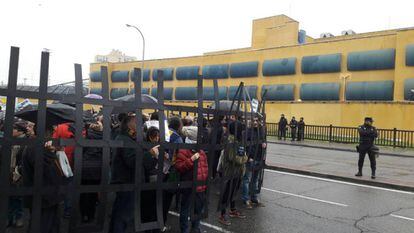 Protesta en la puerta del CIE de Madrid.