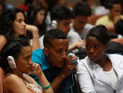 Un grupo de estudiantes asiste el pasado d&iacute;a 20 de mayo a una conferencia durante la Primera Bienal Internacional de Dise&ntilde;o de La Habana.