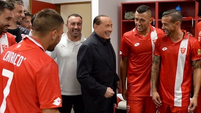 Silvio Berlusconi, en el vestuario de los jugadores del Monza.