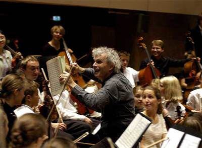 Simon Rattle, en un ensayo con la Orquesta Filarmónica de Berlín.