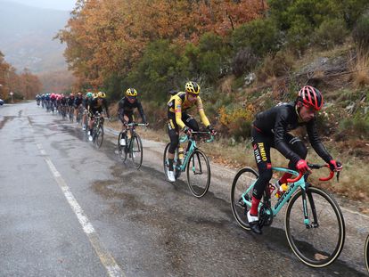 Primoz Roglic lidera el pelotón durante una etapa de la Vuelta Ciclista a España de 2020.