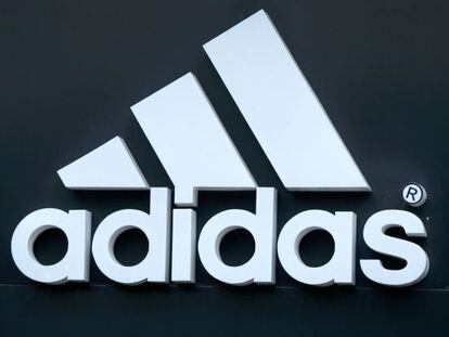 Adidas gana un 74,6% más en el primer semestre y mejora previsiones