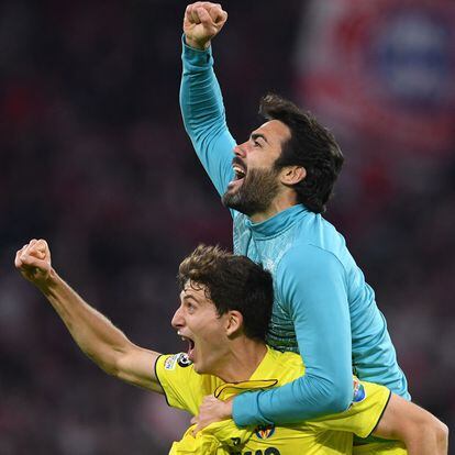 Villarreal's Spanish defender Pau Torres (L) and Villarreal's Spanish midfielder Vicente Iborra celebrate after the UEFA Champions League quarter-final, second leg football match FC Bayern Munich v FC Villarreal in Munich, southern Germany on April 12, 2022. (Photo by Christof STACHE / AFP)