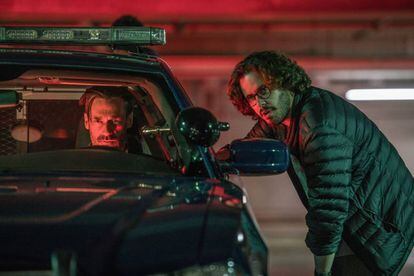 Edgar Wright habla con Jon Hamm en el rodaje de 'Baby Driver'.