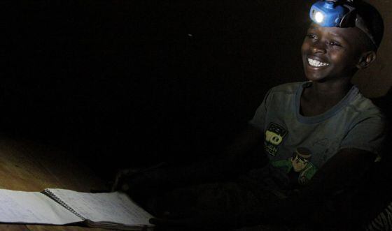 Ghadi, de 12 años. Vive en un pueblo de Burundi donde no hay electricidad.