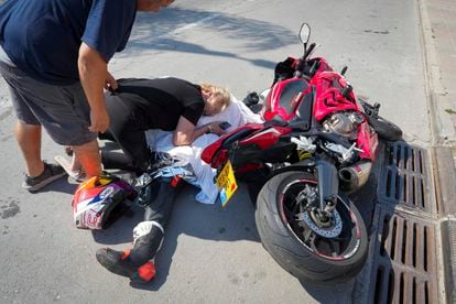 Una mujer israelí lloraba este sábado junto al cadáver de una persona que fue tiroteada mientras iba en motocicleta en una calle de Sderot.