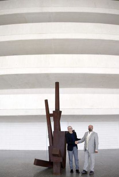 El director artístico del Palau de les Arts, Davide Livermore y el director del IVAM, José Miguel G. Cortés, ante una escultura de Miquel Navarro.