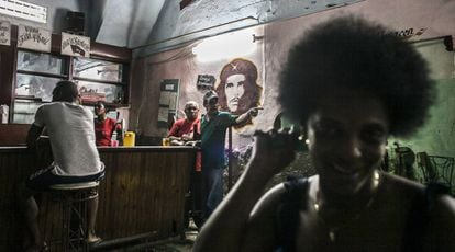 Arlen tomándose un descanso en uno de los bares estatales en Habana Vieja.