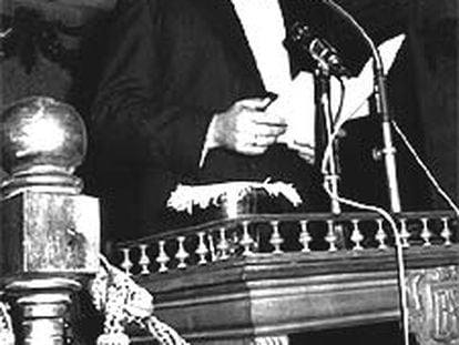 Fernando Lázaro Carreter lee su discurso de ingreso en la Real Academia Española el 11 de junio de 1972.