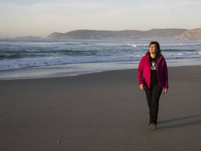 Soledad Méndez, voluntaria que ayudó en las tareas de limpieza tras el vertido del 'Prestige', pasea por la playa O Rostro (Fisterra).