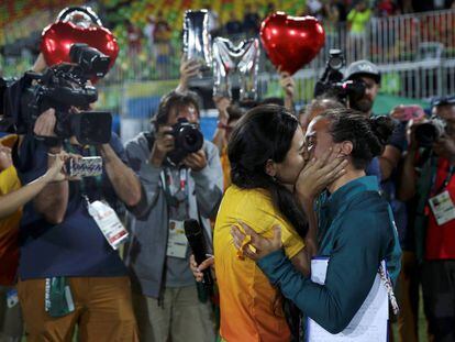 La jugadora brasile&ntilde;a de rugby-7 Isadora Cerullo besa a Marjorie Yuri Enya, voluntaria de la organizaci&oacute;n, que le pidi&oacute; matrimonio en el evento. 