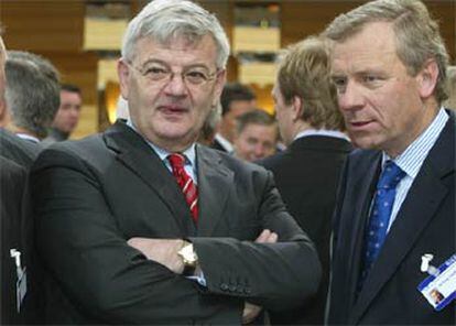 Joschka Fischer, a la izquierda, junto al secretario general de la Otan, Jaap de Hoop Scheffer, esta mañana en Berlín.