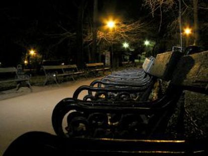 Vista nocturna del parque de Cismigiu, en Bucarest (Rumanía).