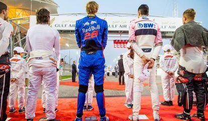 Fernando Alonso, a la izquierda, y Hartley, de Toro Rosso, durante el GP de Bahréin.