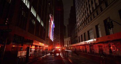 Vista de la Calle Broadway donde se encuentra la bolsa de Nueva York (al fondo) después de que el huracán "Sandy" dejase a parte de Manhattan sin electricidad en Nueva York (Estados Unidos)