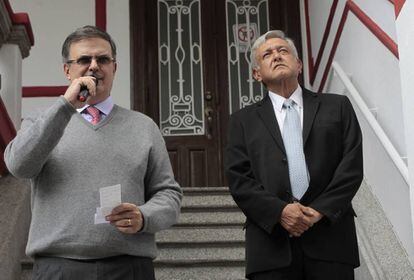 Marcelo Ebrard y Andrés Manuel López Obrador, en su casa de campaña.