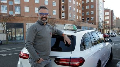 El exciclista Álvaro González de Galdeano, junto a su taxi en una calle de Vitoria.