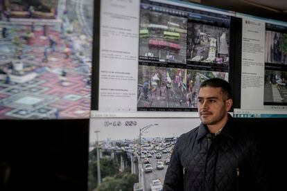 Omar García Harfuch frente a las pantallas de monitoreo de Ciudad de México.