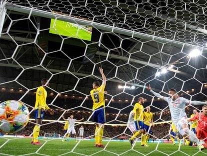 Rodrigo celebra el gol del empate de España ante Suecia.