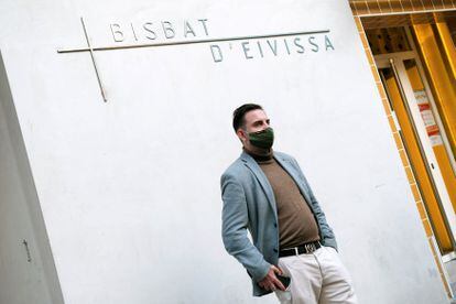 Sergio Lleó, el primer denunciante de abusos contra un sacerdote de Ibiza, en la puerta del obispado de la isla cuando fue a declarar el pasado 11 de marzo.