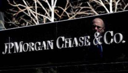 En mayo de 2012, JPMorgan anunció que unos errores "mayúsculos" en sus operaciones de derivados le incurrieron en unas pérdidas que entonces cifró en al menos 2.000 millones y que finalmente resultaron ser de 6.200 millones. EFE/Archivo