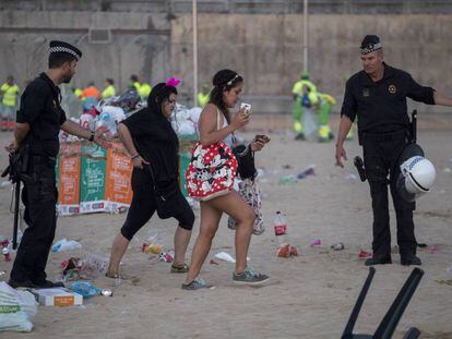 Uns agents conviden dues noies a abandonar la platja de Nova Icària.