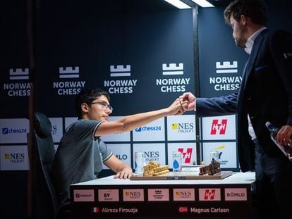 Firouzja y Carlsen se saludan al inicio de su partida de hoy en Stavanger
