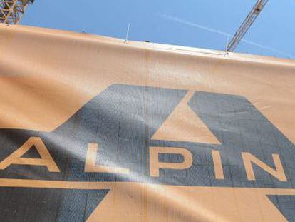 Una malla con el logotipo de la empresa Alpine Bau.