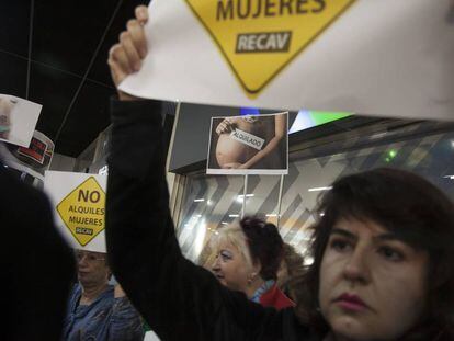Manifestaci&oacute;n en mayo en Madrid contra unas jornadas sobre gestaci&oacute;n subrogada. 
