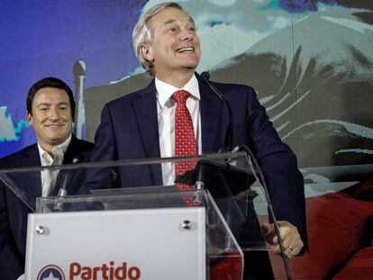 José Antonio Kast celebra con los miembros del Partido Republicano en Santiago de Chile.