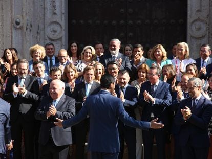 El presidente en funciones de la Junta, Juan Manuel Moreno, saluda a los diputados del PP, antes de la sesión de constitución del Parlamento andaluz.