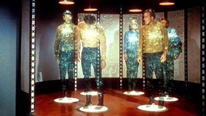 Tripulación de la nave estelar 'Enterprise', de la serie de televisión 'Star Trek', en el teletrasportador que utilizaban en la ficción.