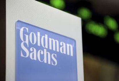 Imagen de archivo tomada de un logotipo de Goldman Sachs en el edificio de la bolsa de Nueva York, Estados Unidos. EFE/Archivo