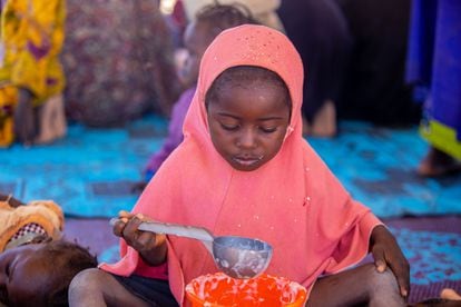 En Níger, más de cuatro millones de hogares se enfrentan a la inseguridad alimentaria. "Gracias a este proyecto, ahora mis hijos reciben gachas fortificadas todos los días", dice Balkissa, de 23 años, que acude a una sesión de concienciación sobre nutrición infantil donde se enseñan a población desplazada a preparar papillas enriquecidas.