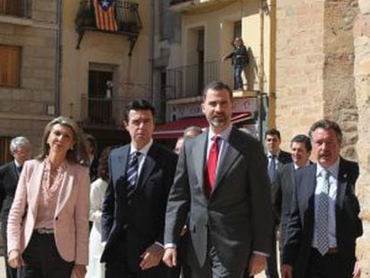 El Príncipe junto al ministro de Industria, José Manuel Soria, y la delegada del Gobierno, Maria de los Llanos de Luna, en Tremp.