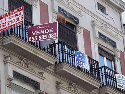 Pisos en venta en una calle de Valencia.