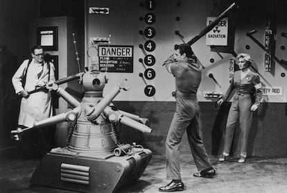 Herbert Marshal, Richard Egan y Constance Dowling se enfrentan a un robot asesino en la película de ciencia ficción 'Gog' (1954)