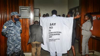 El parlamentario John Musila, vestido con una túnica con mensajes anti-LGTBI, entra en el Parlamento ugandés para votar la nueva ley homófoba, el pasado 21 de marzo.
