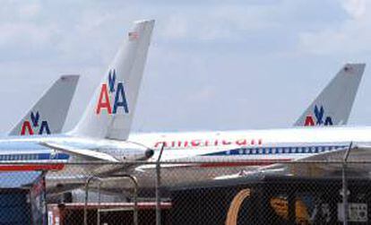 La nueva compañía mantendría el nombre de American Airlines y su sede en Fort Worth (Texas) contaría con 94.000 empleados, 950 aviones, 6.500 vuelos diarios, 9 aeropuertos centrales. EFE/Archivo