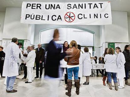 Manifestación en el hospital Clínic a favor de una sanidad pública.