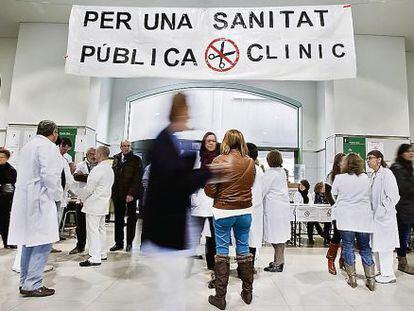 Manifestaci&oacute;n en el hospital Cl&iacute;nic a favor de una sanidad p&uacute;blica.