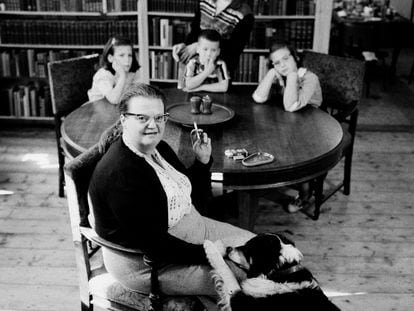 La escritora estadounidense Shirley Jackson, con sus cuatro hijos en su casa, en 1956.