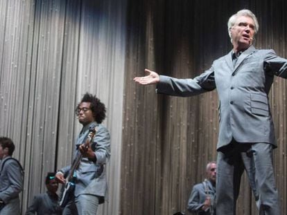 El cantante y compositor escocés David Byrne (d), durante su concierto en la última jornada del Cruïlla de Barcelona.