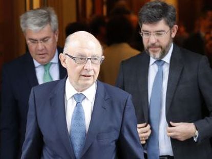 El ministro registra el proyecto de ley en el Congreso. Las cuentas públicas incluyen una subida del sueldo de los empleados públicos, mejoras en las pensiones más bajas y rebajas en el IRPF