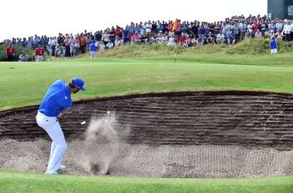 Dustin Johnson juega desde un búnker en el hoyo 8.