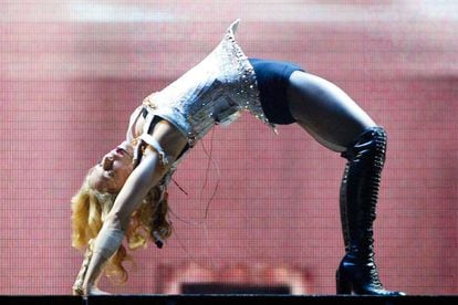 Solo Madonna -y los contorsionistas- se pueden colocar en semejante pose sobre un escenario sin morir en el intento.
