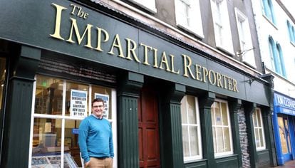 El periodista Bradley Colm, ante el local de la redacción de 'The Impartial Reporter' en Enniskillen.