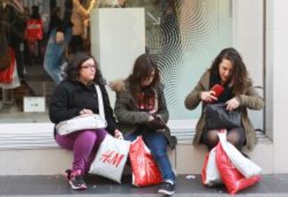 Afluencia de compradores a las rebajas en Madrid.