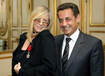 En junio de 2007, la cantante y actriz recibió la legión de honor de Francia de manos del entonces presidente francés Nicolas Sarkozy.